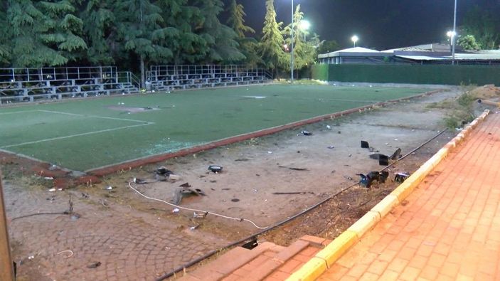 Küçükçekmece'de kontrolden çıkan otomobil, halı sahaya girdi