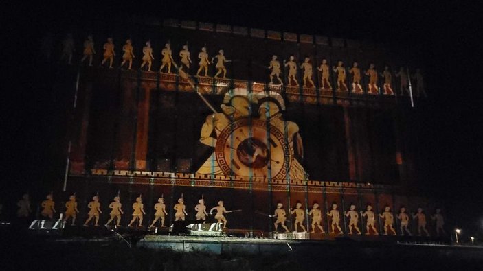 Müze duvarında Troya efsanesi gösterimi  -1
