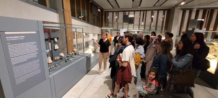 Müze duvarında Troya efsanesi gösterimi  -10