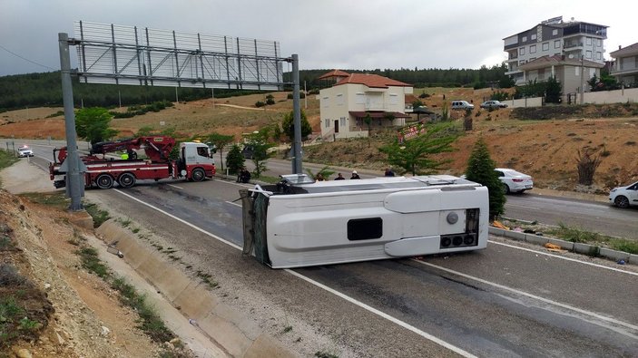 Antalya’da tur midibüsü devrildi: 22 yaralı -1