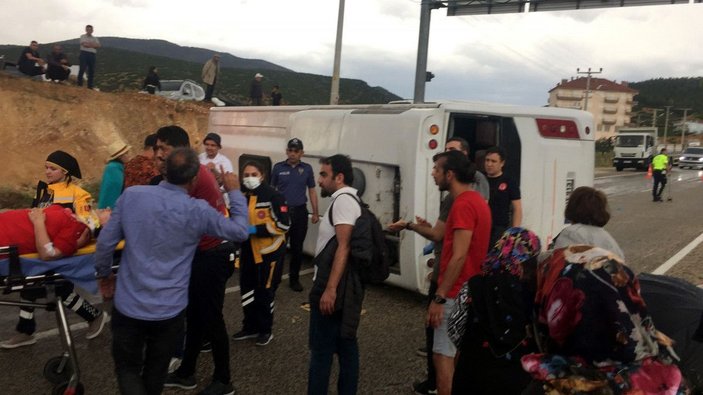Antalya’da tur midibüsü devrildi: 22 yaralı -4