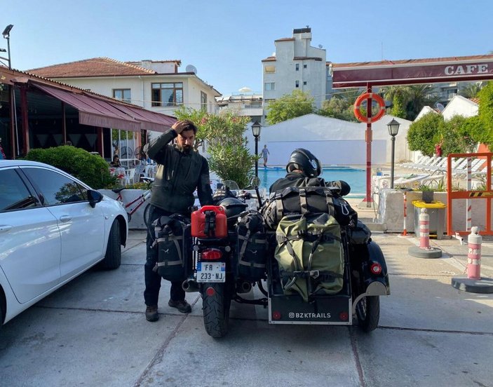 Fransız, biri engelli iki kuzenin motosiklet yolculuğunun 8’inci durağı Kuşadası oldu -3