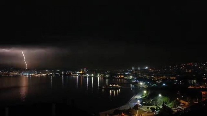 İstanbul'da şimşekler geceyi aydınlattı -5