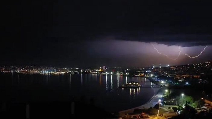 İstanbul'da şimşekler geceyi aydınlattı -4