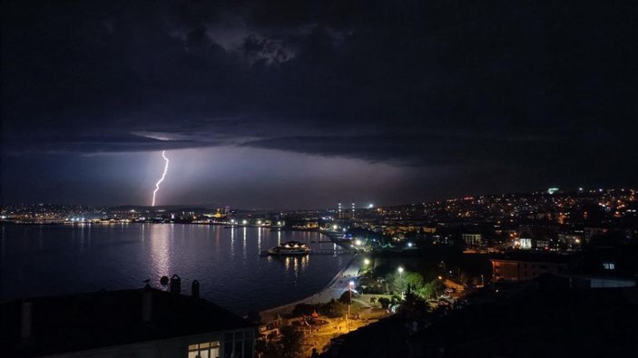 İstanbul'da şimşekler geceyi aydınlattı -1