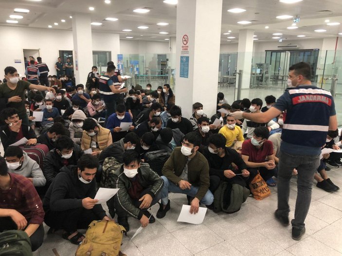 Kocaeli'nde yakalanan 272 kaçak göçmen İstanbul'dan ülkelerine gönderildi -3