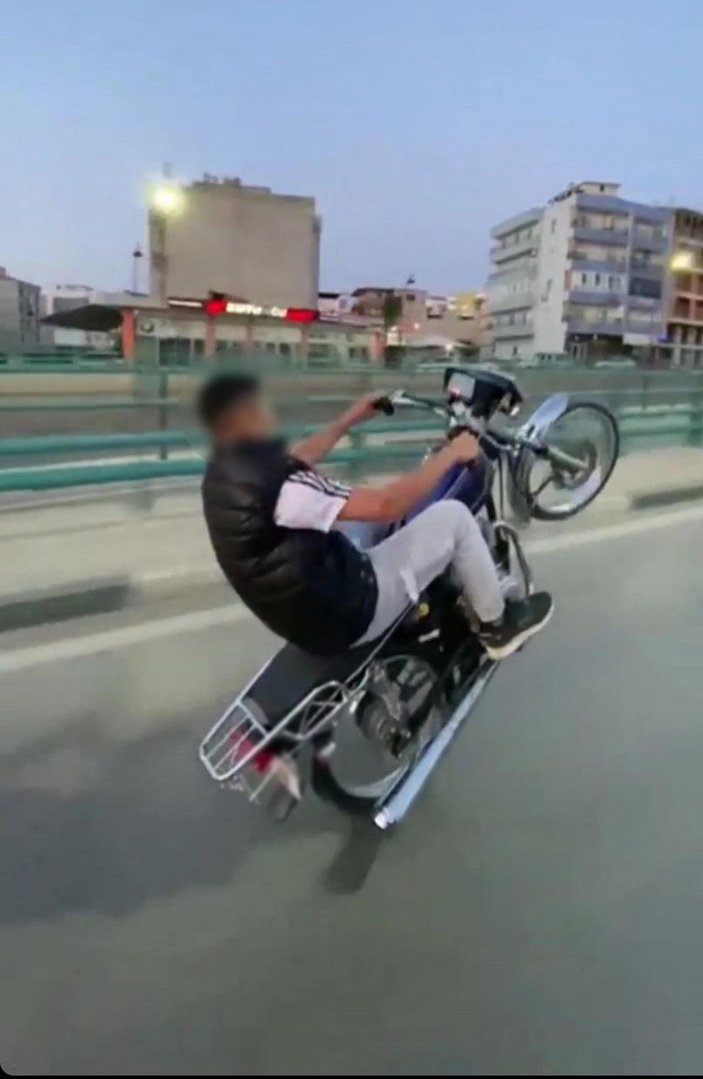 Motosiklet üzerindeki tehlikeli hareketlerini sosyal medyada paylaştı, polis ceza yazdı -1
