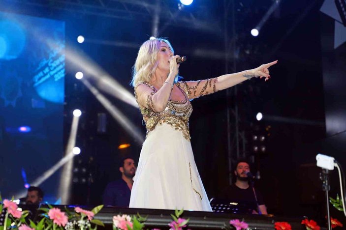 Seda Sayan, Antalya'da konser verdiği sahnede çeyiz sandığı hediyesi aldı