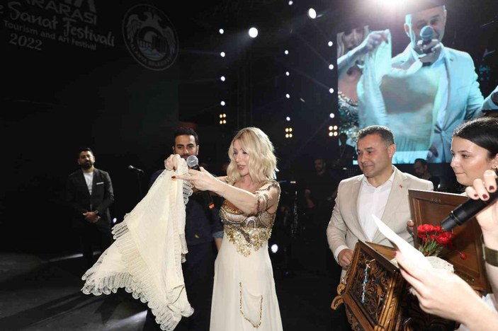 Seda Sayan, Antalya'da konser verdiği sahnede çeyiz sandığı hediyesi aldı