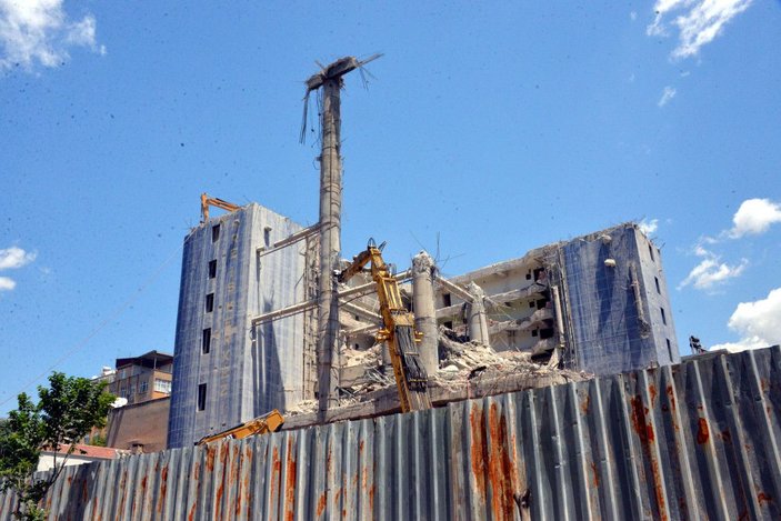 Dünyanın en saçma binasının yüzde 70'i yıkıldı, 270 ton hurda geri dönüştürüldü -2