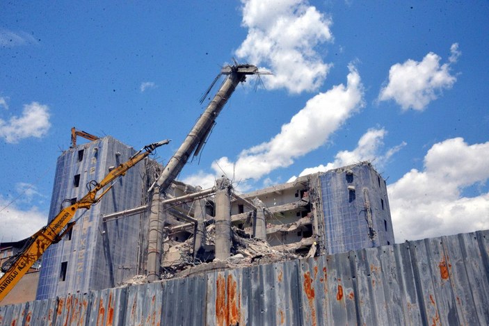 Dünyanın en saçma binasının yüzde 70'i yıkıldı, 270 ton hurda geri dönüştürüldü -7