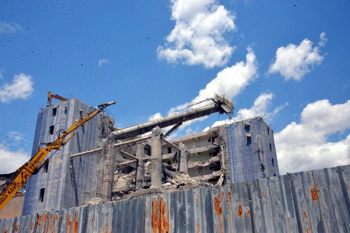 Dünyanın en saçma binasının yüzde 70'i yıkıldı, 270 ton hurda geri dönüştürüldü -8