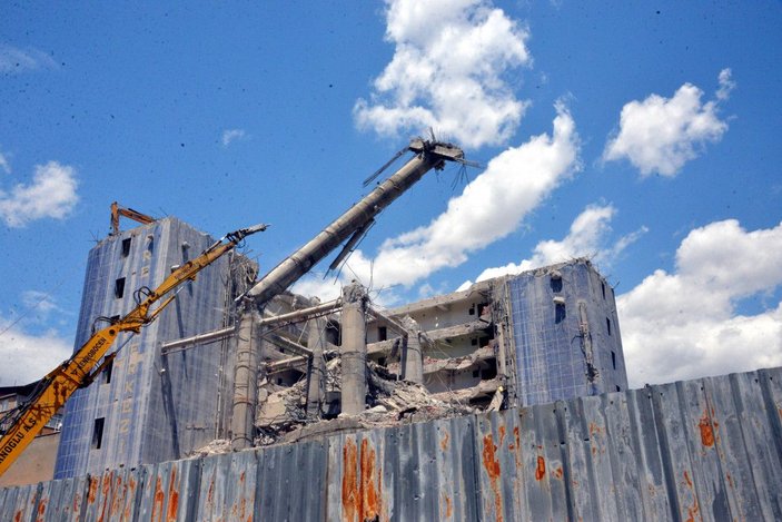 Dünyanın en saçma binasının yüzde 70'i yıkıldı, 270 ton hurda geri dönüştürüldü -1