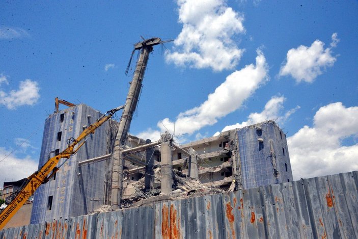 Dünyanın en saçma binasının yüzde 70'i yıkıldı, 270 ton hurda geri dönüştürüldü -5