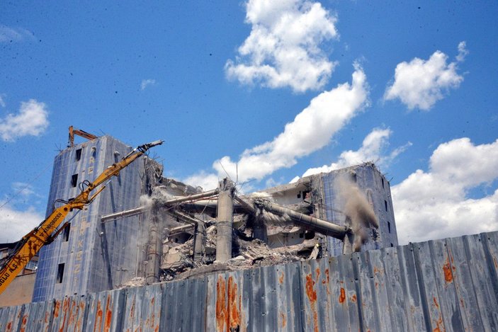 Dünyanın en saçma binasının yüzde 70'i yıkıldı, 270 ton hurda geri dönüştürüldü -9