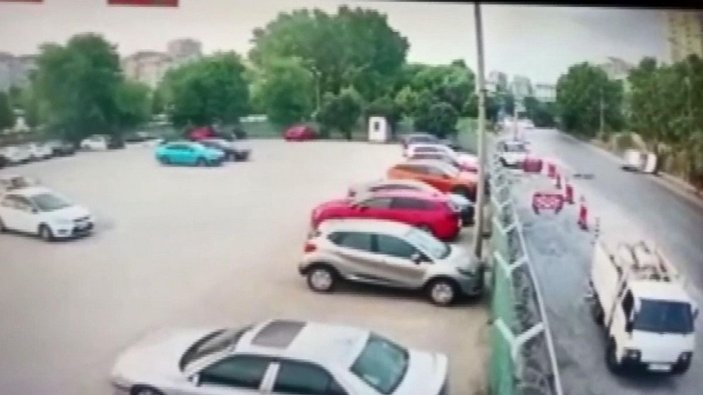 Zeytinburnu'nda otomobilin çarptığı bisikletli ağır yaralandı -3