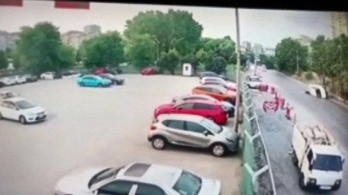 Zeytinburnu'nda otomobilin çarptığı bisikletli ağır yaralandı -4