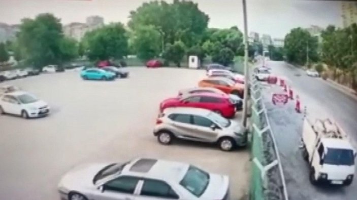 Zeytinburnu'nda otomobilin çarptığı bisikletli ağır yaralandı -2