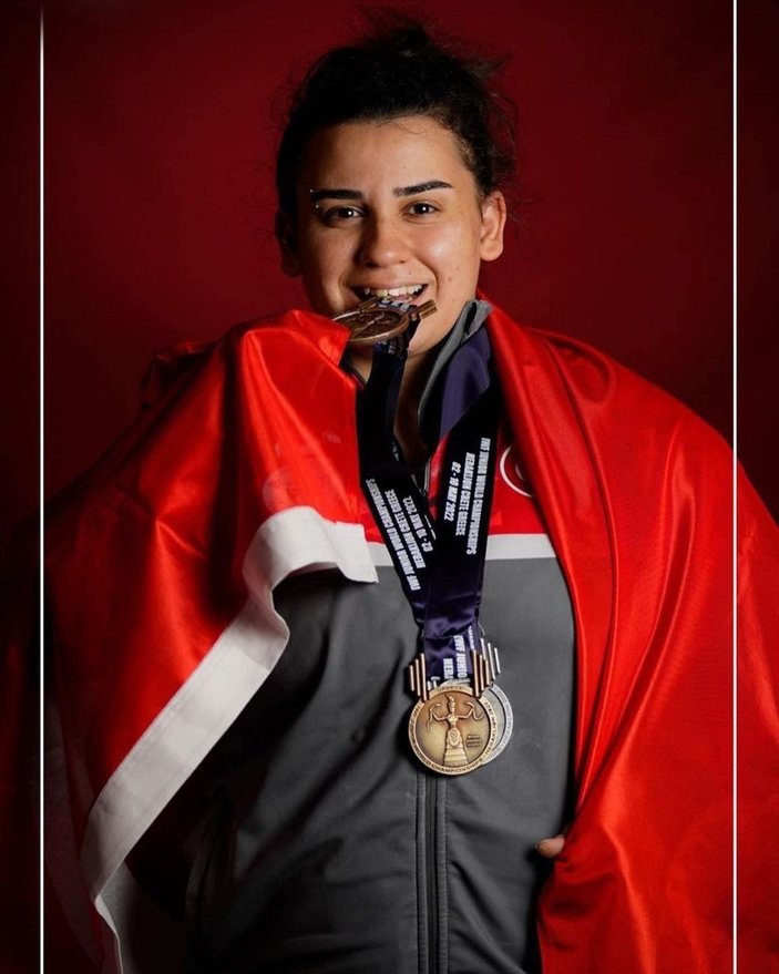 Dilara Narin, ailesinden gizli başladığı halterde dünya şampiyonu oldu