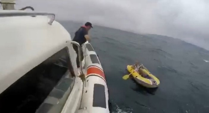 İzmir açıklarında lastik botla sürüklenen bir kişiyi Sahil Güvenlik kurtardı