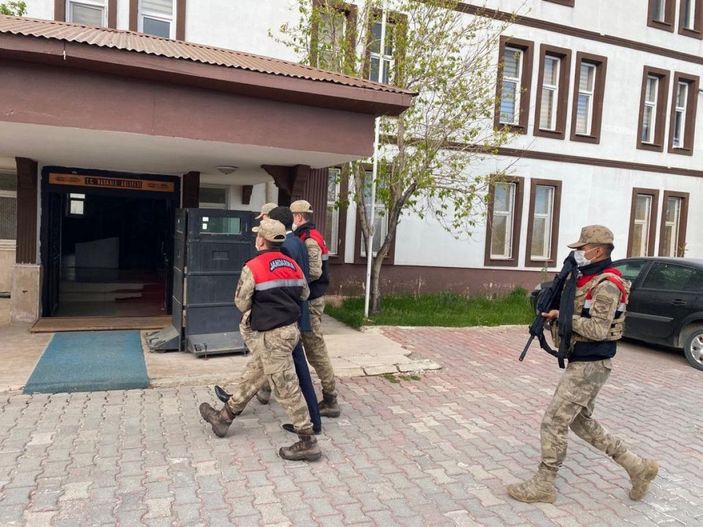 Van'da aranan terör ve göçmen kaçakçılığı şüphelisi yakalandı -1