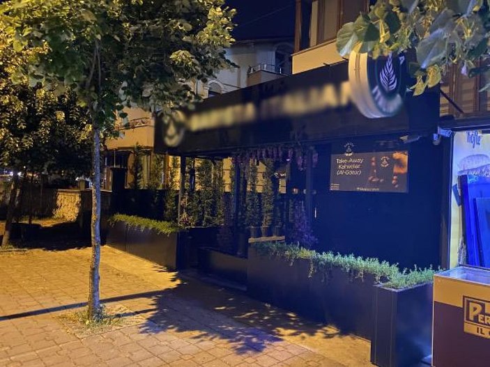Kocaeli'de 'Açık giyinmek yasaktır’ yazılı kafeye şortla giren genç kız kovuldu