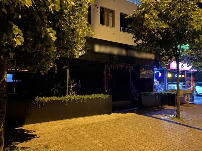 Kocaeli'de 'Açık giyinmek yasaktır’ yazılı kafeye şortla giren genç kız kovuldu