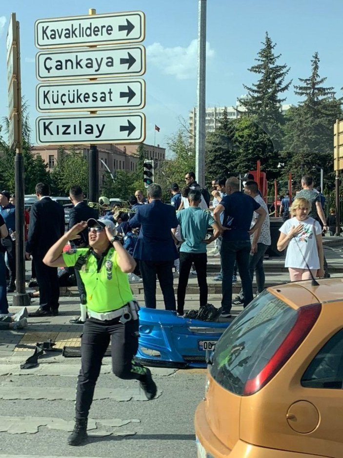 Ankara'da otomobille çarpışan minibüs devrildi: 20 yaralı -10