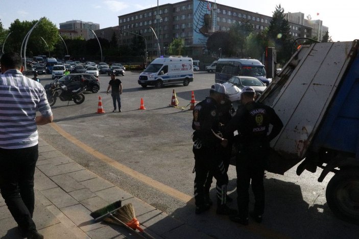 Ankara'da otomobille çarpışan minibüs devrildi: 20 yaralı -5