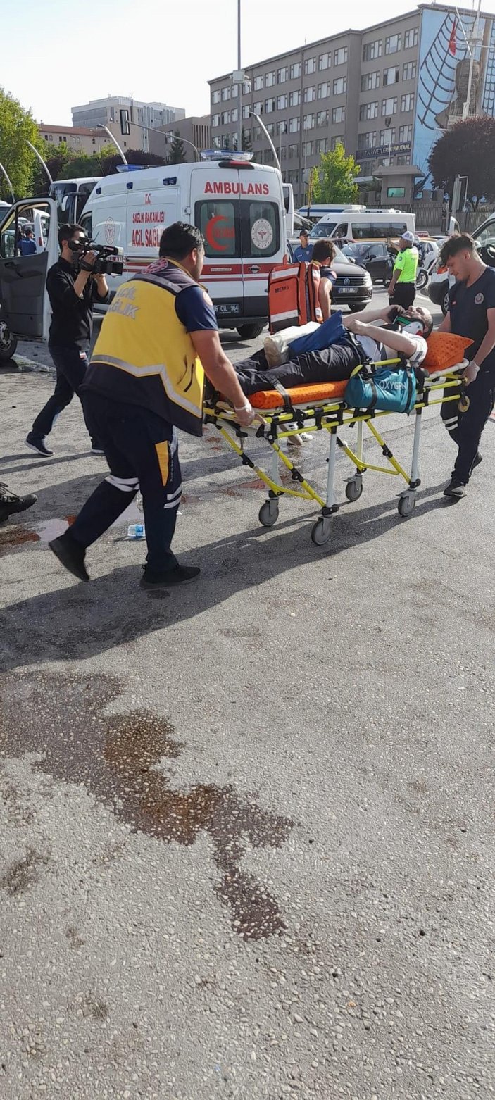 Ankara'da otomobille çarpışan minibüs devrildi: 20 yaralı -2
