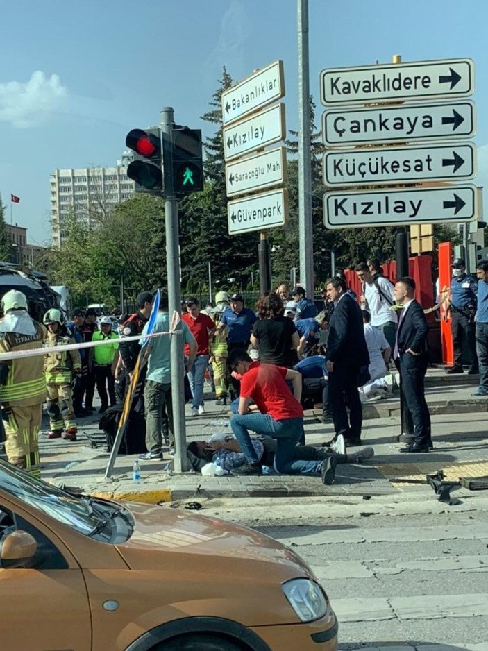 Ankara'da otomobille çarpışan minibüs devrildi: 20 yaralı -1