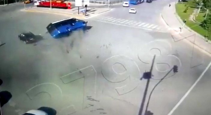 Ankara'da otomobille çarpışan minibüs devrildi: 20 yaralı -9