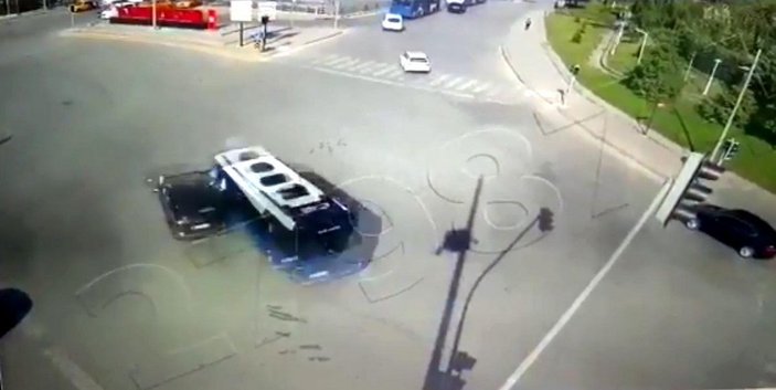 Ankara'da otomobille çarpışan minibüs devrildi: 20 yaralı -6