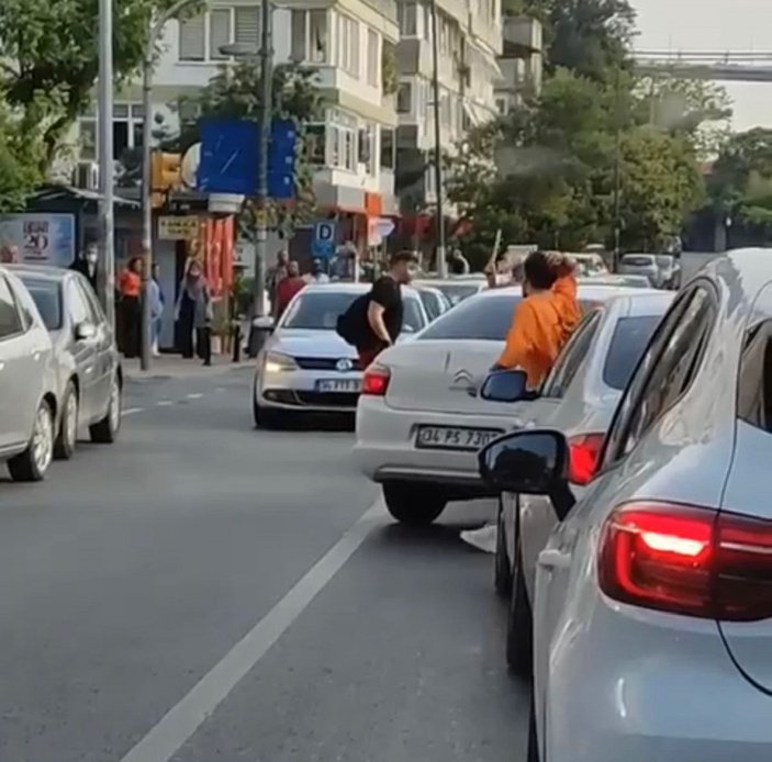Beykoz'da trafikte sopalı kasklı kavga -3