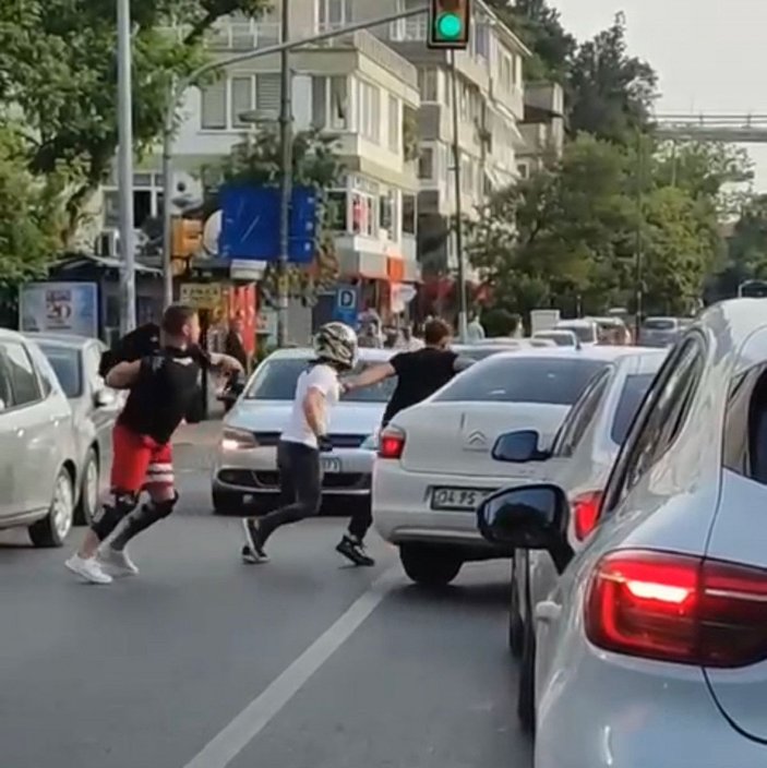 Beykoz'da trafikte sopalı kasklı kavga -2