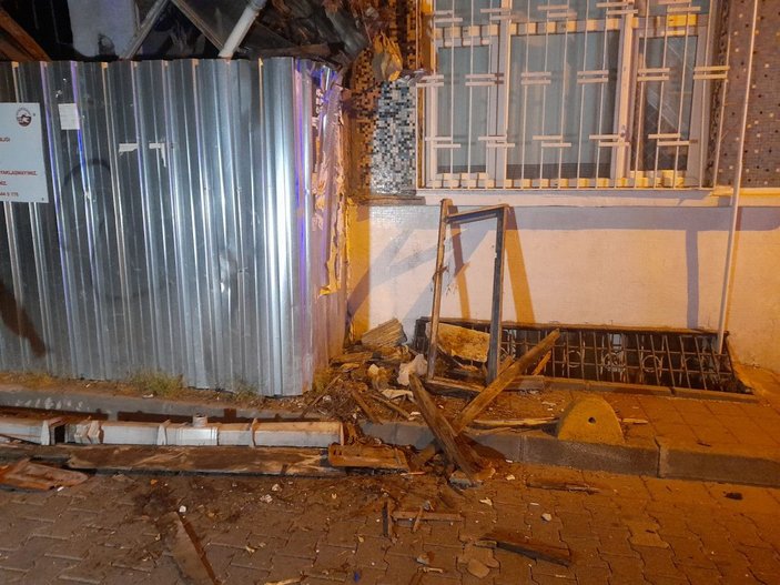 Fatih'te 2 katlı ahşap bina çöktü
