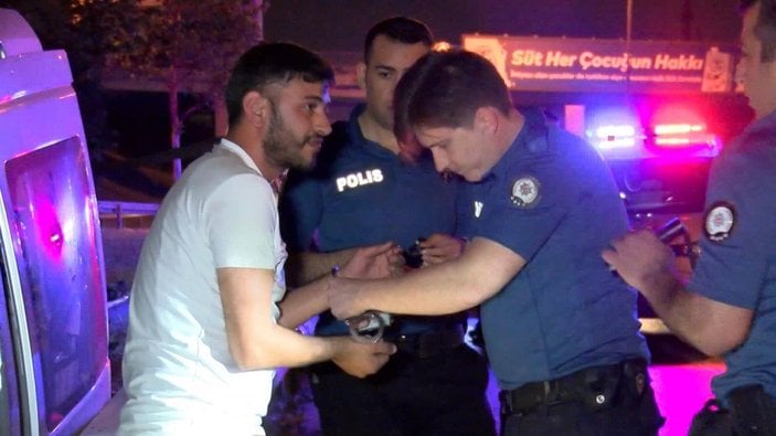 Fatih'te denetim noktasından kaçan ticari araç kaza yaptı: 4 gözaltı