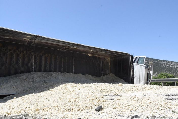 Devrilen TIR'daki kum yola saçıldı; araç kuyruğu oluştu -6