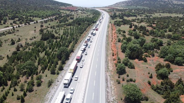 Devrilen TIR'daki kum yola saçıldı; araç kuyruğu oluştu -3