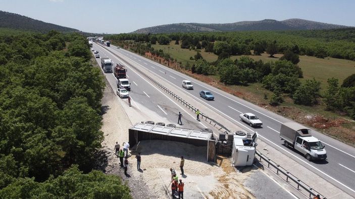 Devrilen TIR'daki kum yola saçıldı; araç kuyruğu oluştu -2
