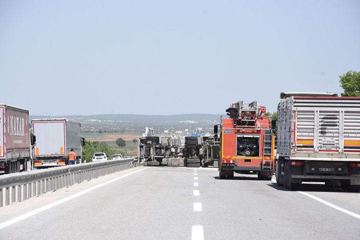 d Devrilen TIR'daki kum yola saçıldı; araç kuyruğu oluştu -7
