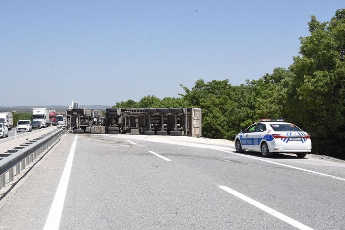 Devrilen TIR'daki kum yola saçıldı; araç kuyruğu oluştu -5