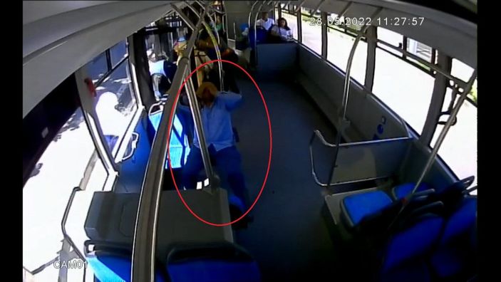 Otobüste bayılan yolcunun hastaneye yetiştirilmesi kamerada -6