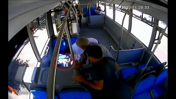 Otobüste bayılan yolcunun hastaneye yetiştirilmesi kamerada -4