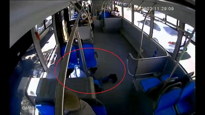 Otobüste bayılan yolcunun hastaneye yetiştirilmesi kamerada -1