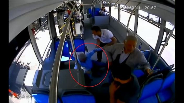 Otobüste bayılan yolcunun hastaneye yetiştirilmesi kamerada -5