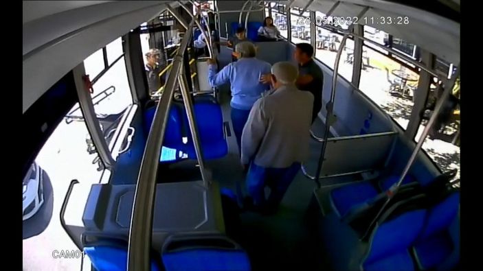 Otobüste bayılan yolcunun hastaneye yetiştirilmesi kamerada -7