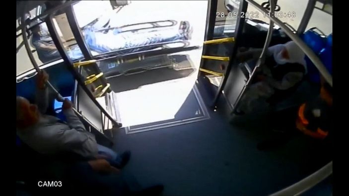 Otobüste bayılan yolcunun hastaneye yetiştirilmesi kamerada -8