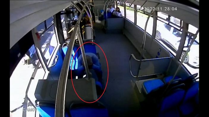 Otobüste bayılan yolcunun hastaneye yetiştirilmesi kamerada -2