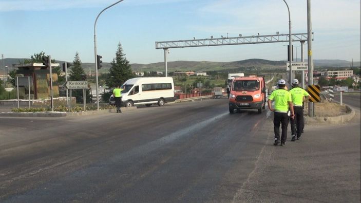 Tankerden dökülen zift nedeniyle araçlar hareket edemedi, trafik kilitlendi -5